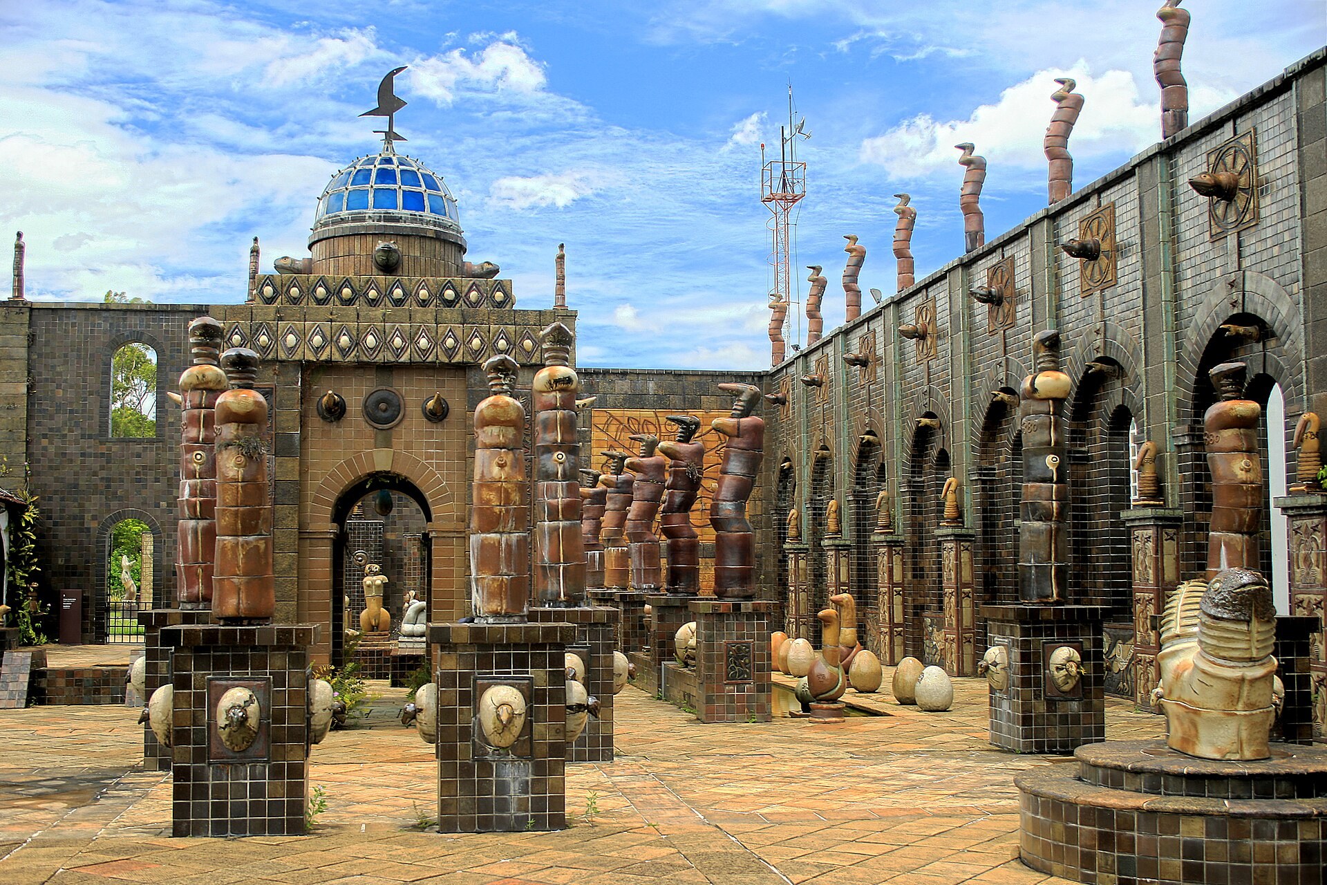 Oficina de cerâmica Francisco Brennand, torres e pátio em Recife.