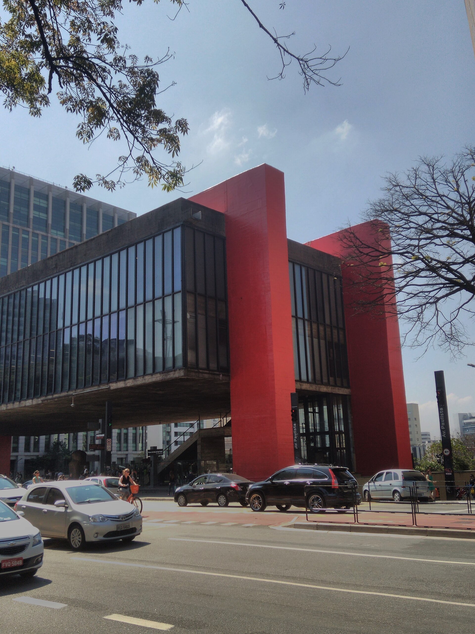 Vão livre do MASP com os pilares vermelhos sobre a Avenida Paulista, em São Paulo.