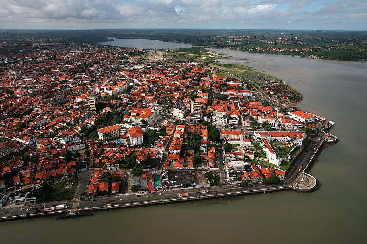 Vista aérea do centro histórico de São Luís: telhados, orla e o Palácio dos Leões à direita.